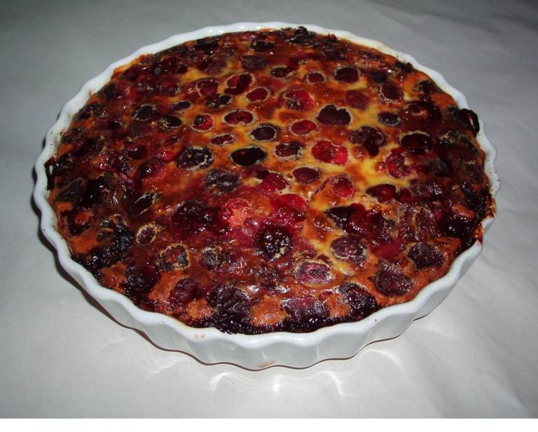 O farfurie cu Clafoutis cu cireșe delicios de iti lasa gura apa